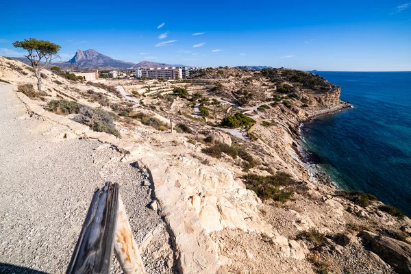 La Malladeta, Villajoyosa çevresindeki geniş bir kıyı manzarası. Ahşap çitli iyi korunmuş bir çakıl yolu uçurum kenarının hatlarını takip ederek Akdeniz ve kentsel manzaralı bir yol sağlar.