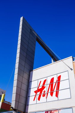 27-12-2025-Finestrat-Alicante-İspanya. Mimma Galerisi mobilya ve dekor amblemi, yumuşak bir akşam ya da sabah gökyüzü altında..