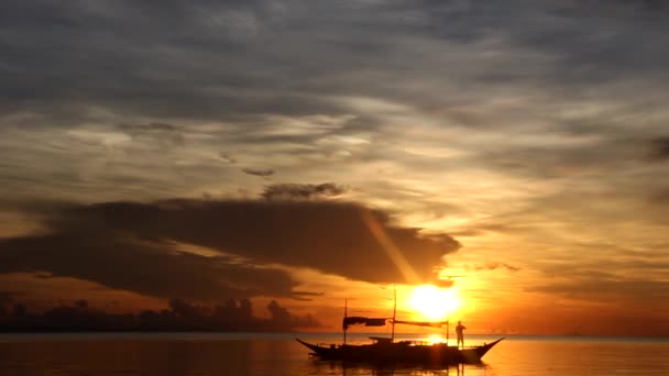 Nascer do sol na praia no barco de pesca — Vídeo de Stock