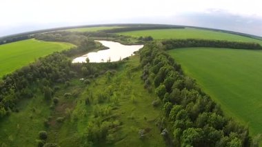 nehir, vadi ve orman üzerinde uçuş