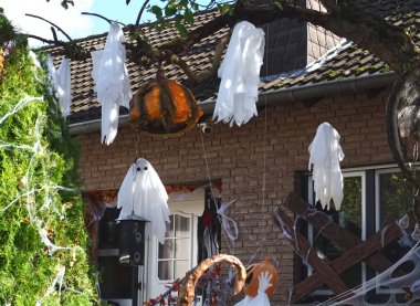 Güpegündüz komik Cadılar Bayramı bahçe dekorasyonu