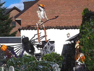 Güpegündüz komik Cadılar Bayramı bahçe dekorasyonu