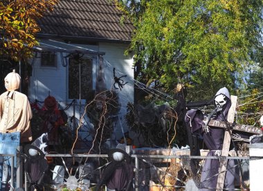 Güpegündüz komik Cadılar Bayramı bahçe dekorasyonu