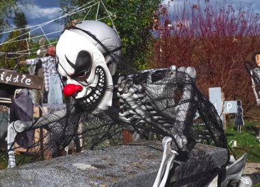 Güpegündüz komik Cadılar Bayramı bahçe dekorasyonu