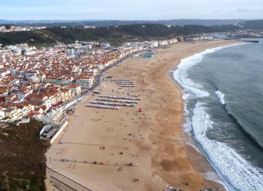 Ünlü Nazare Körfezi deniz fenerinde, deniz feneri ve ördekle görüldü