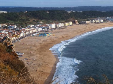 Ünlü Nazare Körfezi deniz fenerinde, deniz feneri ve ördekle görüldü