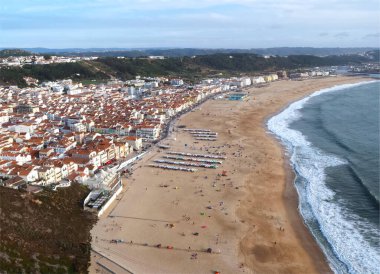 Ünlü Nazare Körfezi deniz fenerinde, deniz feneri ve ördekle görüldü