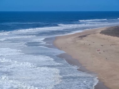 Praia do Norte ya da Kuzey Sahili Nazare Portekiz - dünyanın en büyük dalgaları arasında popülerdir.