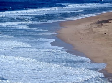 Praia do Norte ya da Kuzey Sahili Nazare Portekiz - dünyanın en büyük dalgaları arasında popülerdir.