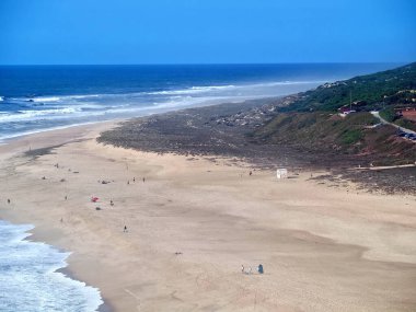 Praia do Norte ya da Kuzey Sahili Nazare Portekiz - dünyanın en büyük dalgaları arasında popülerdir.