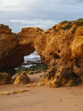 Güzel Algarve plajı Praia da oura Albufeira Portekiz 'de kışın