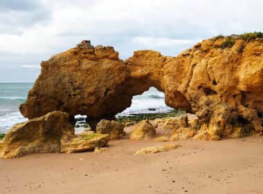 Güzel Algarve plajı Praia da oura Albufeira Portekiz 'de kışın