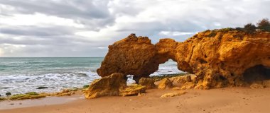 Güzel Algarve plajı Praia da oura Albufeira Portekiz 'de kışın