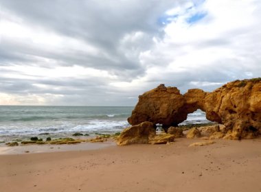 Güzel Algarve plajı Praia da oura Albufeira Portekiz 'de kışın