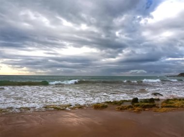 Güzel Algarve plajı Praia da oura Albufeira Portekiz 'de kışın