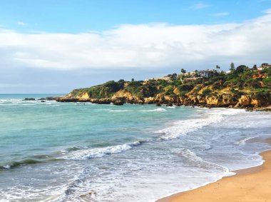 Güzel Algarve plajı Praia da oura Albufeira Portekiz 'de kışın