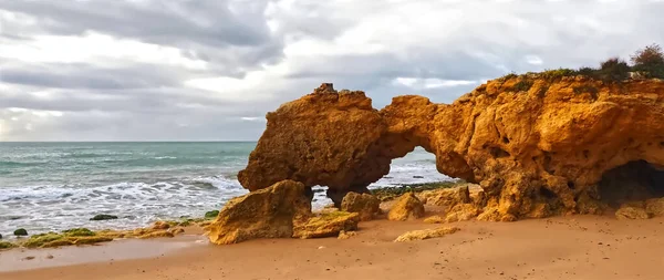 Güzel Algarve plajı Praia da oura Albufeira Portekiz 'de kışın