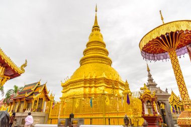 Wat Phra ki Hariphunchai Tapınağı.