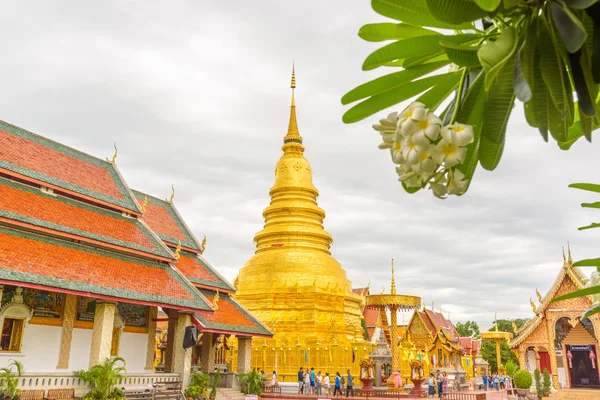 O Phra de Wat que templo de Hariphunchai . — Fotografia de Stock