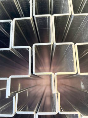 Alüminyum fabrikaları üst üste yığılmış. Yüksek kalite fotoğraf