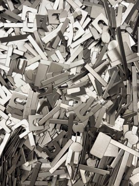 Rastgele bir yığın içindeki alüminyum yumruklar geri dönüşüme hazır. Yüksek kalite fotoğraf