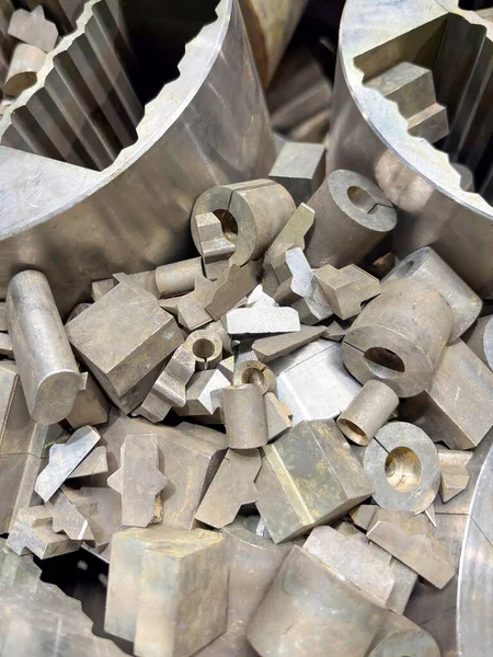 Alüminyum, geri dönüşüme hazır rastgele şekillerde kesilmiş. Yüksek kalite fotoğraf