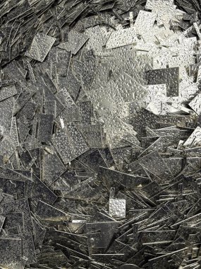 Üzerlerinde yağmur suyu damlaları olan alüminyum kesikler. Yüksek kalite fotoğraf