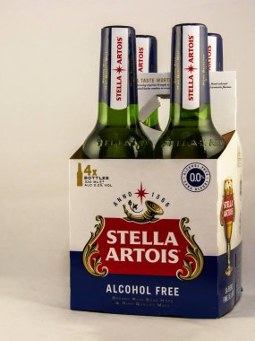 St Neots, İngiltere - 19 Aralık 2025 Cuma: Dört şişe alkolsüz Stella Artois birası ve hafif bir arka plan. Yüksek kalite fotoğraf