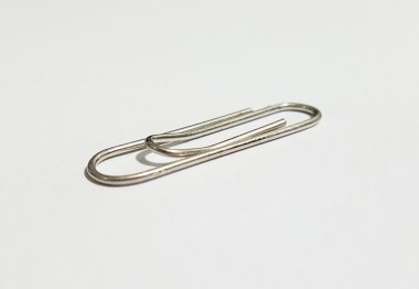 beyaz zemin üzerinde bir ataş