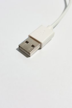 beyaz zemin üzerinde USB