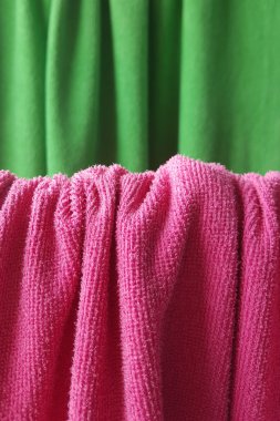 Kırmızı ve yeşil havlu katlama gölge ile
