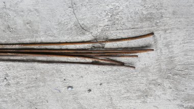 kaba beton zemin paslı yuvarlak barlar