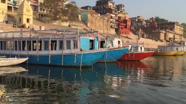 Eine Ansicht Des Varanasi Ghatvideos Das Vom Boot Aus Aufgenommen — Stockvideo
