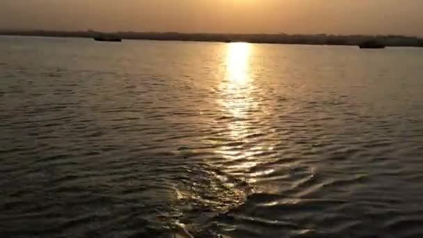 Vodní sporty v destinaci Varanasi, odraz slunce — Stock video