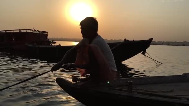 Navegante Busca Peces Río Varanasi Ghat Para Familia — Vídeo de stock