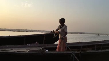 Hintli kayıkçının Yavaş Çekimi