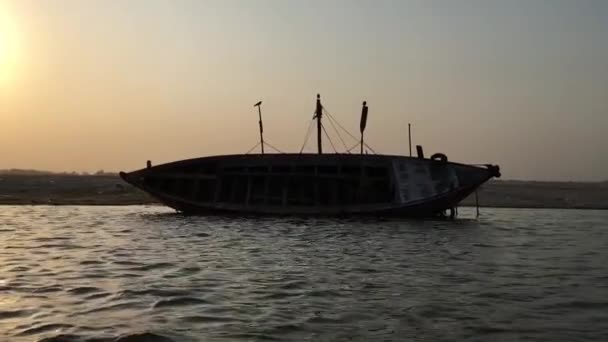 Широкий Снимок Лодки Берегу Реки Varanasi — стоковое видео