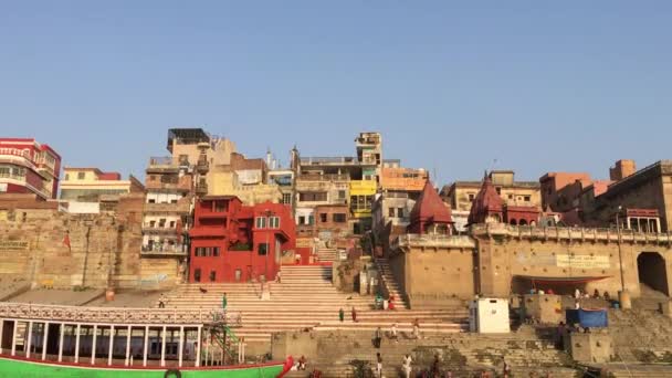 Kilátás Egy Csónak Egy Ghat Varanasi Mutasd Épület Nappal — Stock videók