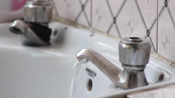 Проточная вода, кран в ванной — стоковое видео