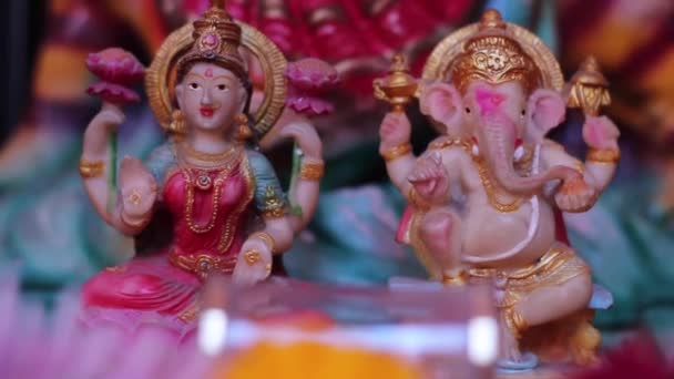 Статуи индуистских богов Ганеша и богини Лакшми — стоковое видео