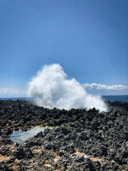 Bali adasındaki bir volkandan çıkan lavın oluşturduğu kayalara vuran dalgalar.