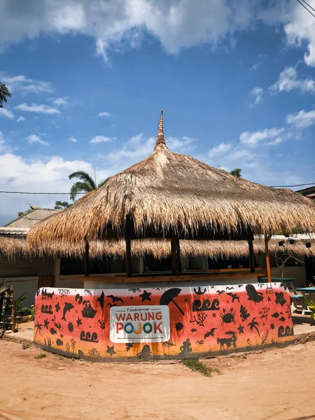 Warung Food Corner Food ismi Bali 'deki plajda bulunan ahşaptan yapılmıştır. Dikey Görünüm