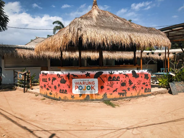 Warung Gıda Köşe Yemekleri ismi Bali 'deki sahilde ağaçtan yapılmıştır..