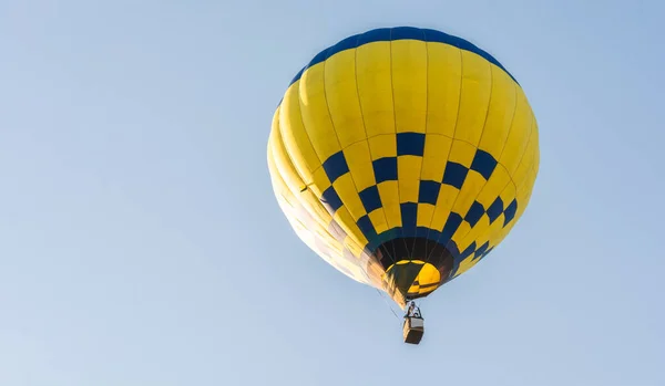 気球は空高く飛んでいます 人々とバルーンバスケット 航空スポーツ 燃焼ガスだ 明るい多色の気球 ロマンチックな旅 テキストのためのフリースペース — ストック写真