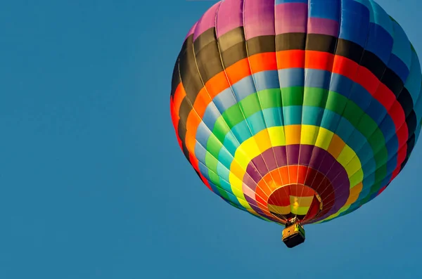 Balão Voando Alto Céu Cesto Balão Com Pessoas Desporto Aeronáutico — Fotografia de Stock