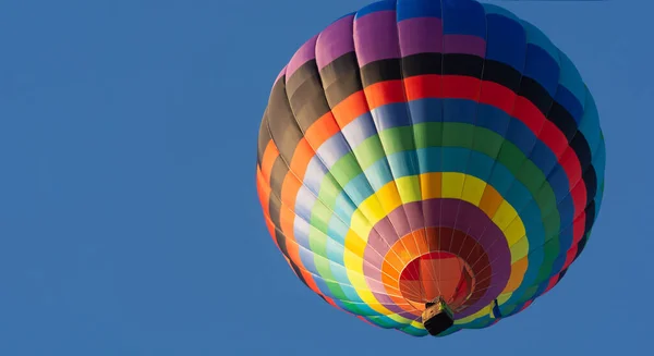 気球は空高く飛んでいます 人々とバルーンバスケット 航空スポーツ 燃焼ガスだ 明るい多色の気球 ロマンチックな旅 テキストのためのフリースペース — ストック写真