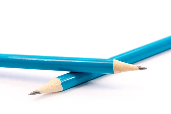 白色背景上的两支蓝色铅笔 办公室工具 回学校去 — 图库照片