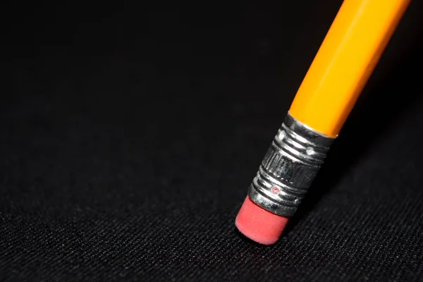 黑色底色上的两支黄色铅笔模糊了底色 办公室工具 商业概念 回学校去抽奖 — 图库照片