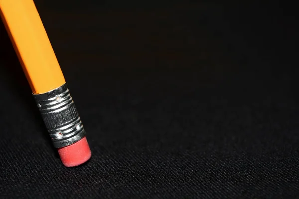 黑色底色上的两支黄色铅笔模糊了底色 办公室工具 商业概念 回学校去抽奖 — 图库照片