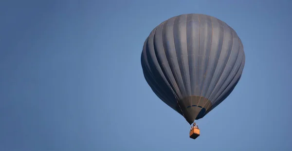 Mörkblå Ballong Himlen Aerostat Folk Korgen Kul Sommarunderhållning Romantiska Äventyr — Stockfoto